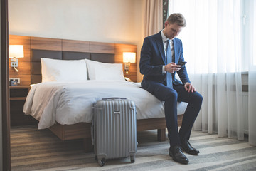 Young businessman in the hotel - obrazy, fototapety, plakaty