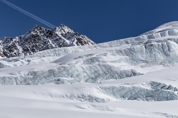 Gletscherspalten im Winter unter blauem Himmel