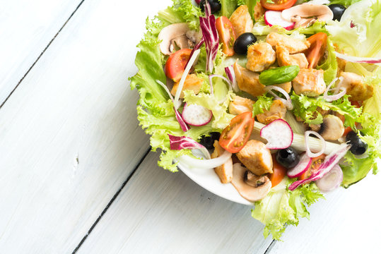 Insalata mediterranea di pollo e verdure fresche 