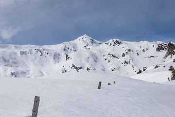 Fototapeta na wymiar Verschneite Winter Landschaft mit Blick auf den Gipfel