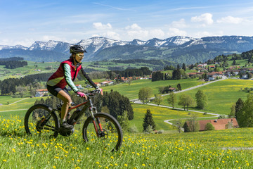 Seniorin unterwegs mit dem E-Mountainbike im Allgaeu,Bayern,Deutschland