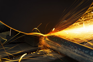 the worker cutting steel with an industrial fiber cutter.