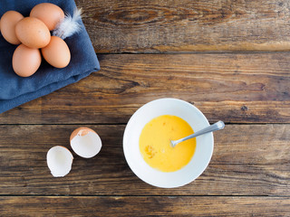 Eidotter in einer weißen Schüssel