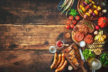 Foto auf Leinwand Gegrilltes Fleisch und Gemüse auf rustikalem Holztisch © Alexander Raths