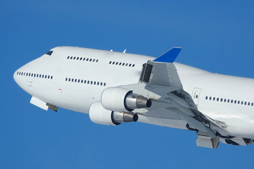avion de ligne décollage ciel bleu