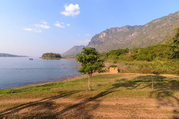 Obraz premium Scenic view of lake.