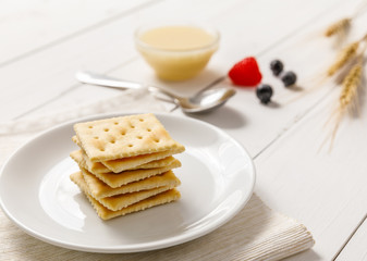 crackers with condensed milk and fruit, breakfast