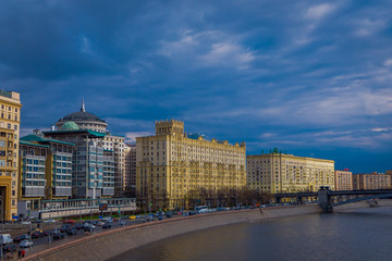 Obraz premium Odkryty panoramiczny widok Moskwy z rzeką Moskwą latem, nowoczesne wieżowce Moskwy. Krajobraz i pejzaż Moskwy