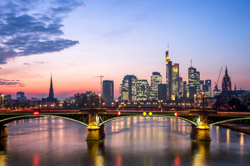 Fototapeta na wymiar Frankfurt am Main Skyline im Sonnenuntergang 
