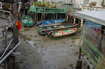 Obraz premium Fishing Boats during low tide at Tai O village