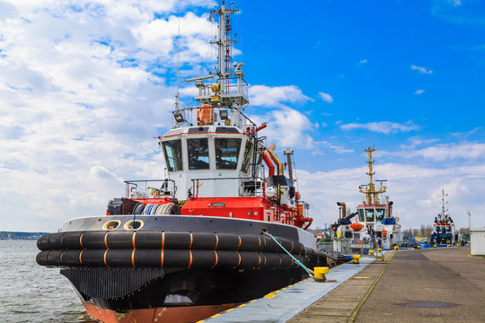Schlepper im Hafen an der Ostsee