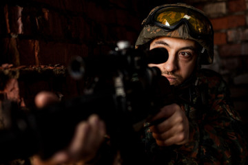 Obraz premium Soldier in the war with arms