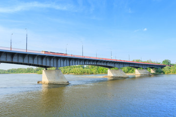 Most Śląsko-Dąbrowski nad rzeką Wisłą w Warszawie w słoneczny dzień
