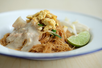 COCONUT RICE NOODLE
Stir fried coconut rice noodle served with vegetable and coconut sauce. Popular thai street food. 