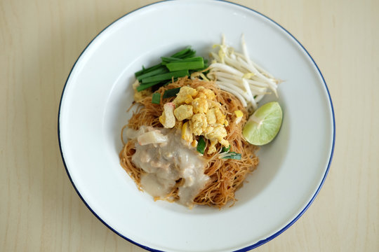 COCONUT RICE NOODLE
Stir fried coconut rice noodle served with vegetable and coconut sauce. Popular thai street food. 