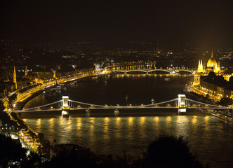 Fototapeta na wymiar By Night/ Blick auf die Margaretenbrücke und Kettenbrücke mit dem Parlament in Budapest, Ungarn.