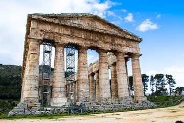 Fototapeta premium he Doric temple of Segesta in Sicily, italy