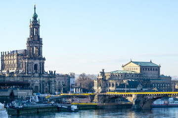 Fototapeta premium Semperoper und Hofkirche kathedrale Augustusbrücke