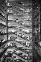 Les escalators d'un tr&egrave;s grand magasin 