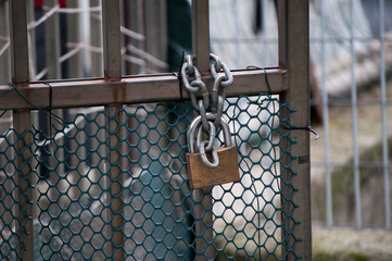 lucchetto e catena ad un cancello