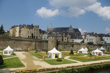 Fototapeta premium Vannes, ses remparts et son jardin