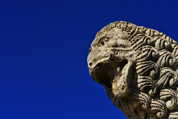 Obraz premium Ancient medieval lion statue, in the the Lucca old walls public park (with copy space)