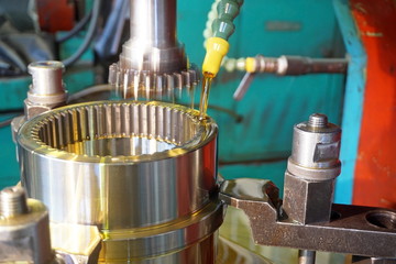 Cutting gears and teeth on a machine with oil cooling, metal cutting.