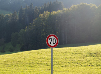 Geschwindigkeitbegrenzung Verkehrsschild