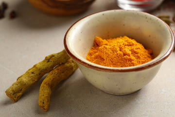 Roots and powder of turmeric