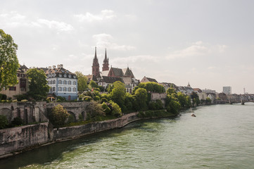 Obraz premium Basel, Münster, Grossbasel, Kirche, Rhein, Rheinufer, Uferweg, Pfalz, Rheinbrücke, Fähre, Schifffahrt, Stadtrundgang, Sommer, Schweiz