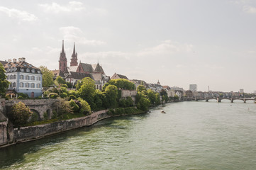 Basel, Rhein, Rheinufer, Münster, Kirche, Grossbasel, Rheinbrücke, Rheinfähre, Altstadt, Stadt, Altstadthäuser, Schifffahrt, Sommer, Schweiz