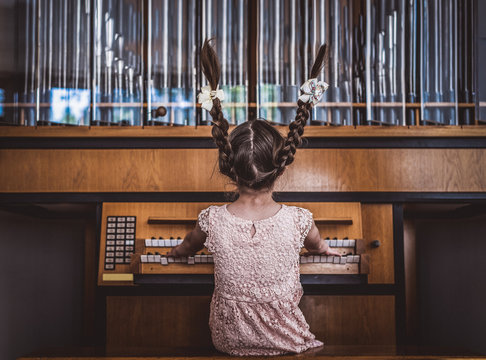 M&auml;dchen spielt Orgel
