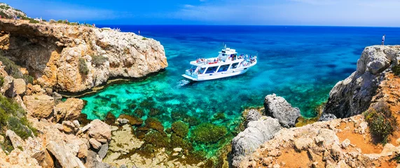 Fotobehang Verbazingwekkende vorming van zee en rotsen in Cyprus. Boottochten in natuurpark Kaap Greko © Freesurf