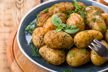 baked potatoes, blue plate, close-up, home kitchen, potatoes in the peel