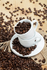Kaffeebohnen in Espresso Tassen 