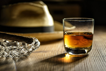 Glas mit Rum in einer Bar in Kuba