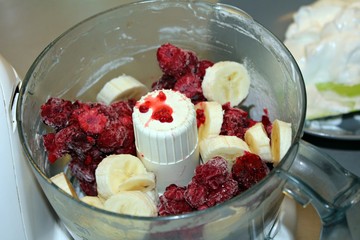 Making fruit ice cream / smoothie in a kitchen robot/mixer