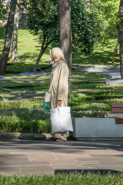 Verschleierte Frau mit Einkaufst&uuml;te, G&uuml;lhane Park, Istanbul
