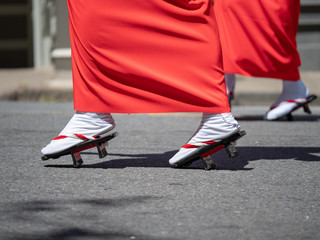 Women marching in geta footwear while wearing kimonos