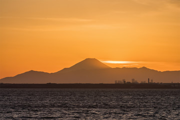 Fototapeta premium Mountain Fuji and Tokyo bay at sunset time in winter season.Tokyo Bay is a bay located in the southern Kanto region of Japan, and spans the coasts of Tokyo, Kanagawa Prefecture, and Chiba Prefecture.