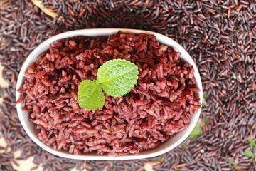 Obraz na płótnie Canvas cooked black rice and raw organic riceberry rice