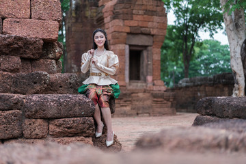 Fototapeta na wymiar beautiful woman in Thai traditional dress