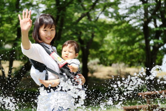 ママと赤ちゃん水遊び