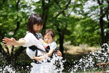ママと赤ちゃん水遊び
