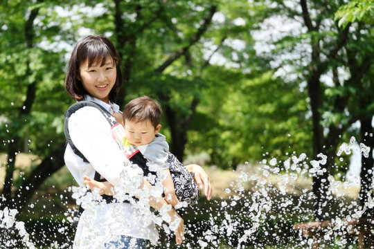 ママと赤ちゃん水遊び