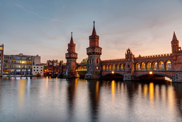The River Spree and the Oberbaumbruecke in Berlin after sunset - obrazy, fototapety, plakaty
