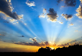 Kansas summer sunset with prominent God beams - obrazy, fototapety, plakaty