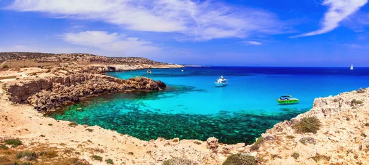Foto op Plexiglas Cyprus-eiland - verbazingwekkende kristalheldere wateren van de blauwe lagune in het natuurpark Cape Greko © Freesurf