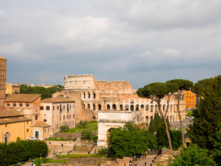 Obraz premium view on the Colosseum from the Palatine Hill, ancient Rome Italy