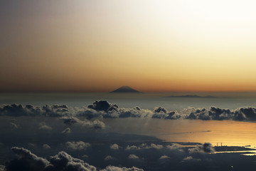 Fototapeta premium 富士山夕景の空撮